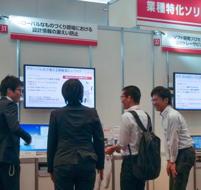 Fujitsu Forum2014大阪展示場 当社のエンジニアの説明に熱心に聞き入るお客さま